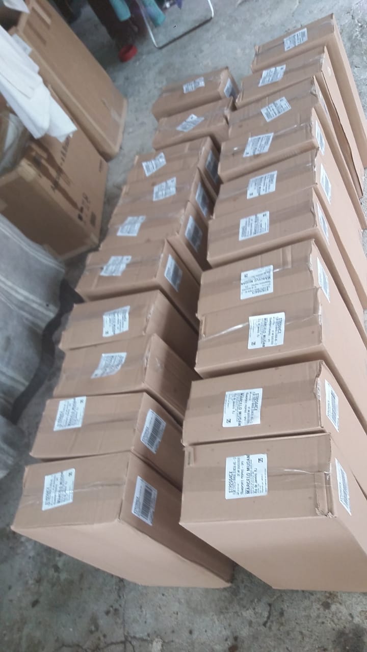 Fileiras de caixas de papelão fechadas, cada uma com etiqueta impressa de identificação